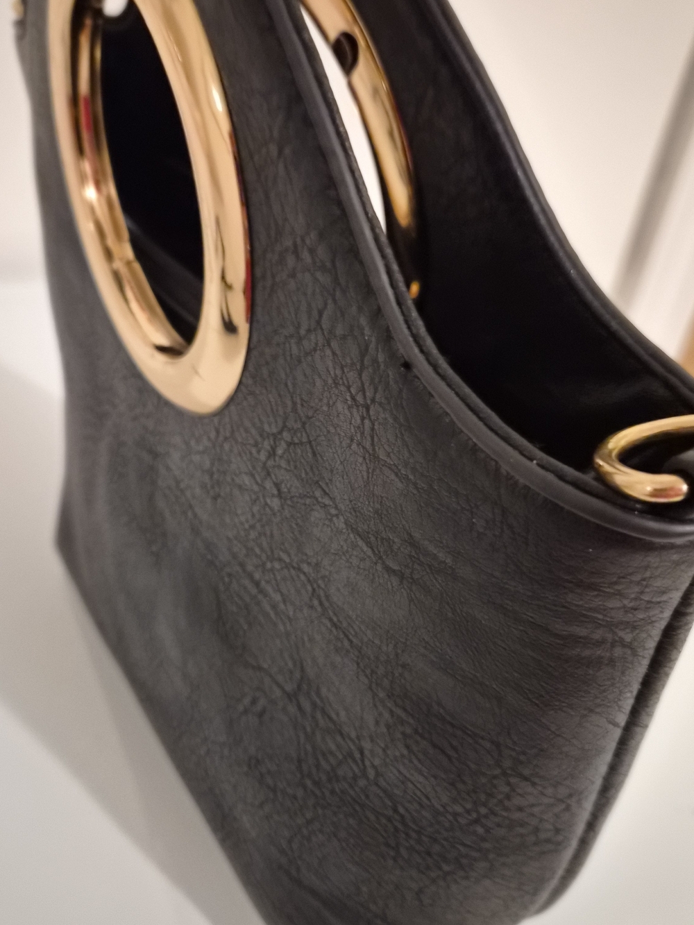 Elegant Black Shoulder Bag with Gold Ring Detail - Picture 6 of 8